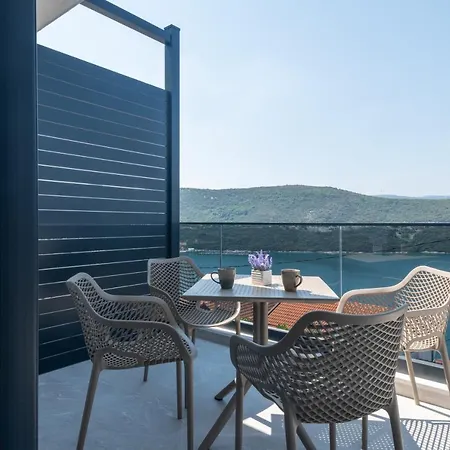 Golden Neum